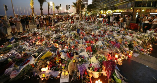 Attentat de Nice: Hollande rend hommage aux victimes de l’attentat du 14 juillet