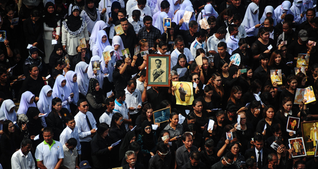 Des dizaines de milliers de Thaïlandais chantent pour le roi défunt