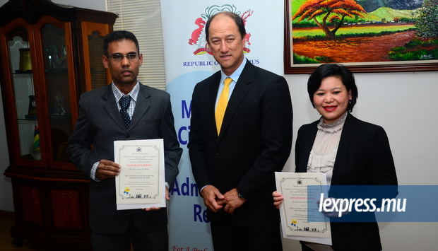 Deux gagnants d'une compétition ministérielle s'envolent pour Singapour