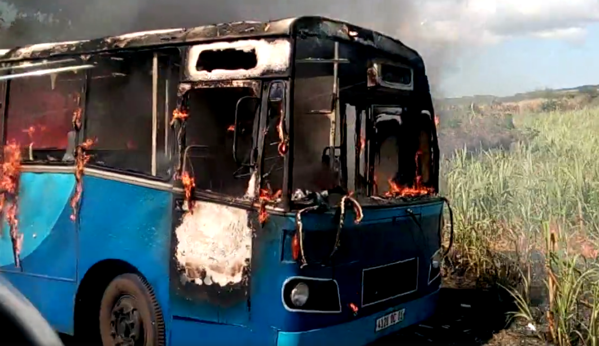 Rivière-du-Poste: un autobus en proie aux flammes en bordure de route