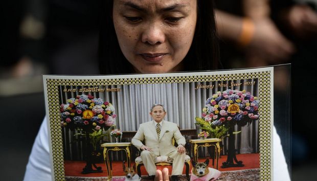 Thaïlande: des milliers de personnes se pressent pour s'incliner face au cercueil du roi