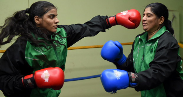 Au Pakistan, un insolite duo de boxeuses mère-fille