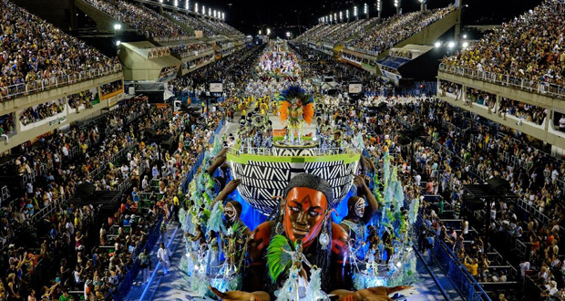 Brésil: à 100 ans, la samba retrouve une seconde jeunesse