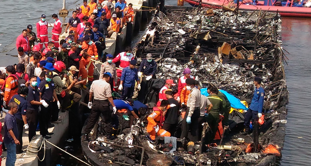 Incendie à bord d'un bateau en Indonésie: 23 morts, 17 disparus