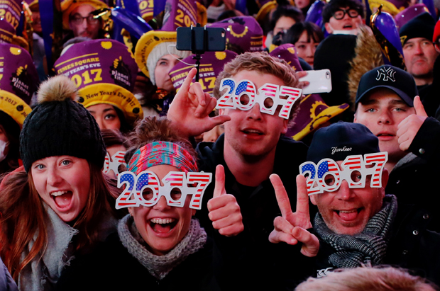 Nouvel An: une foule compacte attend la «tombée de la boule» à New York