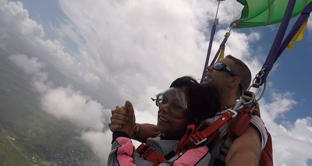 Skydive: elle saute en parachute pour ses 60 ans…