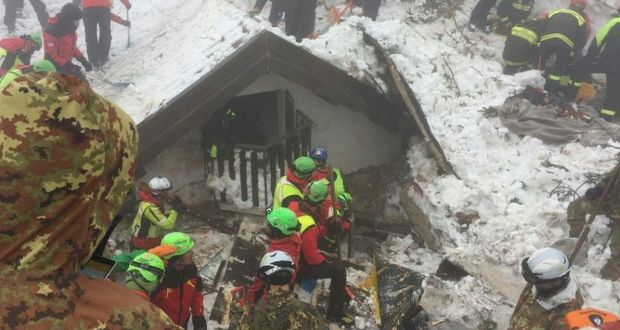 Hôtel dévasté en Italie par une avalanche: 25 morts et 4 disparus
