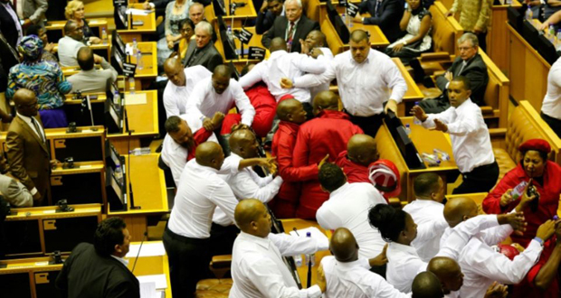 Chaos au Parlement sud-africain pour le discours à la nation du président Zuma