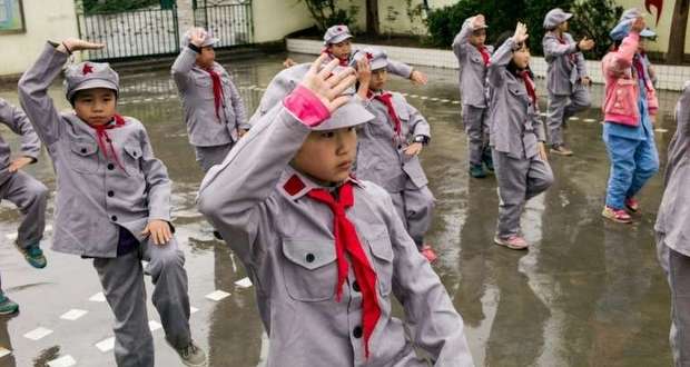 Chine: éducation «patriotique» pour des écoliers en uniforme militaire