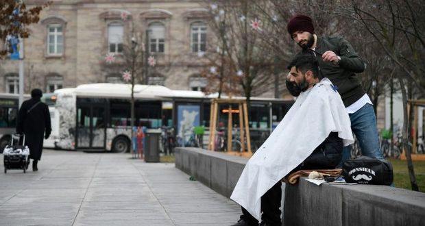 A Strasbourg, un coiffeur solidaire fait salon dans la rue