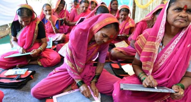 En Inde, apprendre à lire et écrire à «l’école des grand-mères»