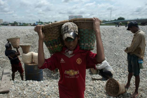 Birmanie: de plus en plus d'enfants travaillent dans les usines