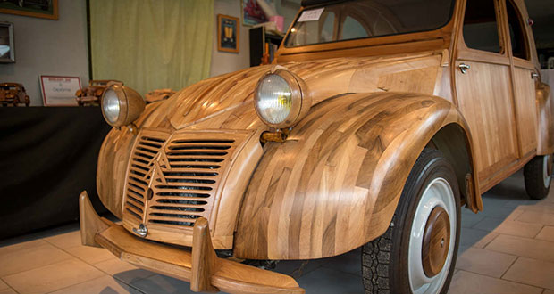 Un artisan d’Indre-et-Loire fabrique une 2CV en bois, et elle roule !