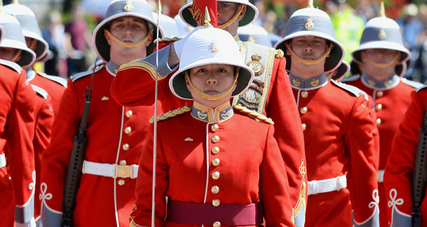 GB: une Canadienne de 24 ans dirige la garde de la reine