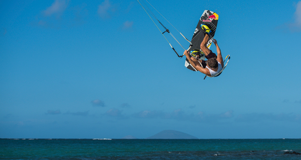 Kitesurf freestyle: Acrobatie entre ciel et mer 