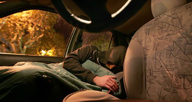 Mis à la porte par sa concubine: il dort dans sa voiture sur la plage publique de Trou-aux-Biches