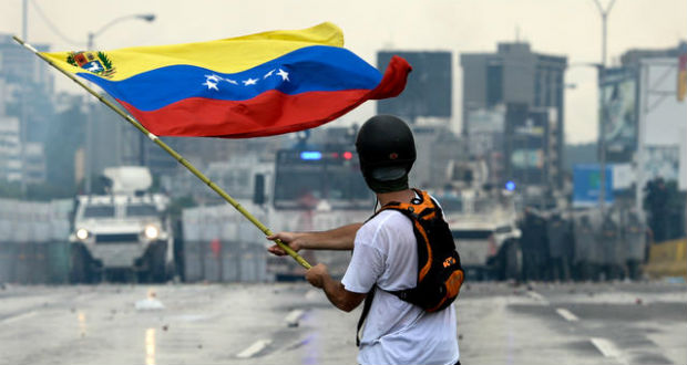 Venezuela: un violoniste emblématique des manifestations a été blessé