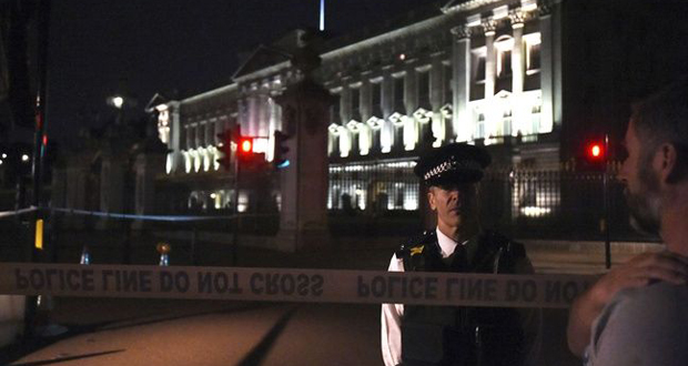 GB: un homme arrêté après avoir attaqué des policiers devant Buckingham Palace