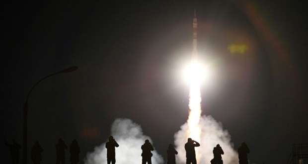 Une fusée Soyouz s’envole vers l’ISS avec trois spationautes à son bord