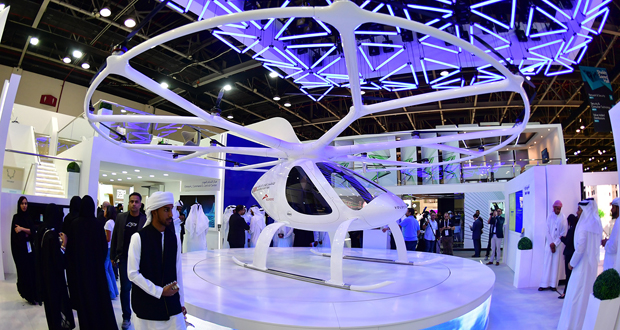 Taxis volants, robots policiers, drones: Dubaï se voit en grande ville du futur