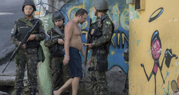 Brésil: l’armée de retour dans la favela de Rocinha, à Rio