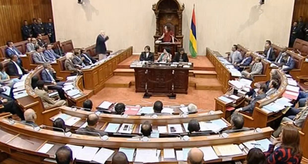 [Vidéo]Parlement: la Speaker expulse Rajesh Bhagwan et suspend la séance 