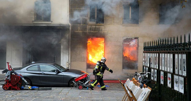 Spectaculaire incendie dans une librairie au coeur de Paris