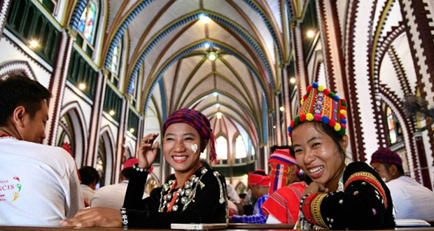 Dernière messe en Birmanie pour le pape avant le Bangladesh.