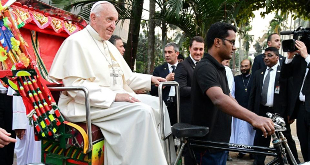 Petit tour de rickshaw pour le pape au Bangladesh
