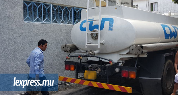 Distribution d’eau: une trentaine de camions-citernes approvisionnent l’île