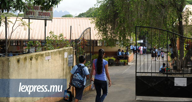Transfert d’un enseignant: des parents manifestent à l’école Baichoo Madhoo