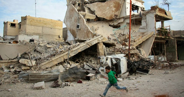 Le régime syrien bombarde sans cesse un fief rebelle malgré les protestations.