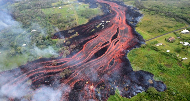 Fumées acides à Hawaï avec la lave du Kilauea qui atteint l’océan