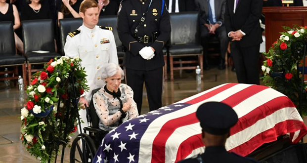A 106 ans, la mère de John McCain lui fait un adieu stoïque au Capitole