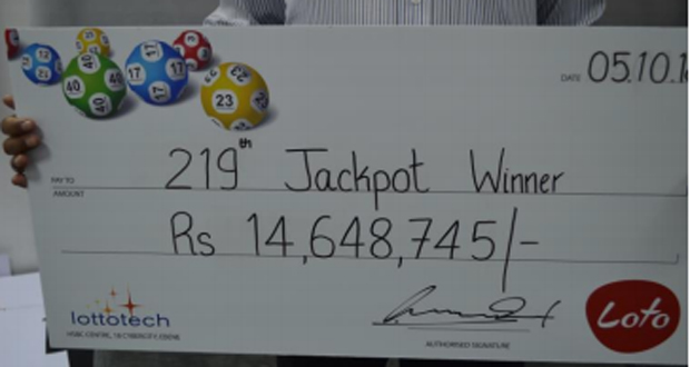 Loto: le gagnant récupère son chèque de plus de Rs 14 millions