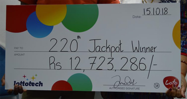 Loto: un des gagnants récupère son chèque de Rs 12 millions