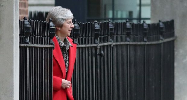 Theresa May balaie les contre-propositions de ses rivaux sur le Brexit