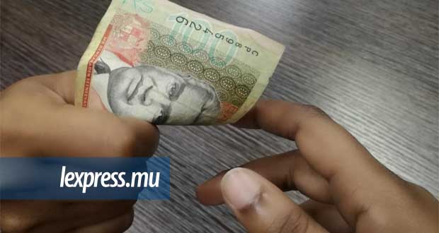 Tyack: il ramasse des faux billets de Rs 100 sur le trottoir