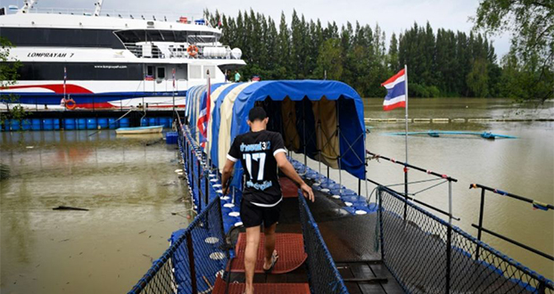 Des centaines de touristes bloqués sur des îles en Thaïlande dans l’attente de la tempête Pabuk