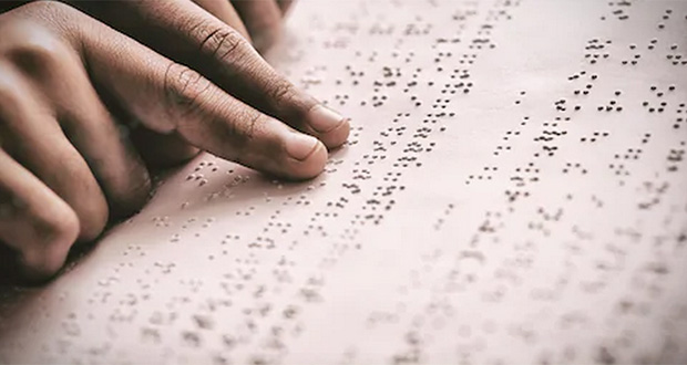 Braille : Zoé malvoyante, réussit brillamment aux examens…