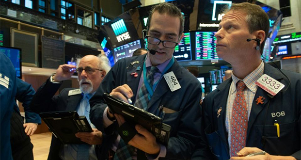 Wall Street, hésitante, termine en ordre dispersé