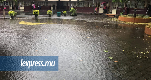 Fortes pluies: la cour de l’école SVR inondée