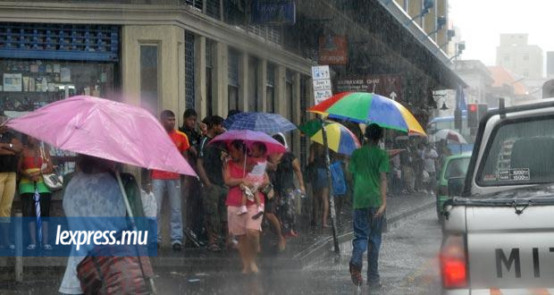 Avis de fortes pluies: les établissements scolaires fermés ce lundi