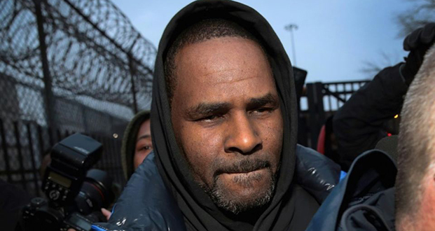 R. Kelly libéré sous caution après avoir plaidé non coupable d’abus sexuels