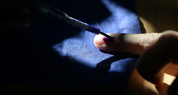 Inde: un homme se coupe un doigt après avoir voté pour le mauvais parti.