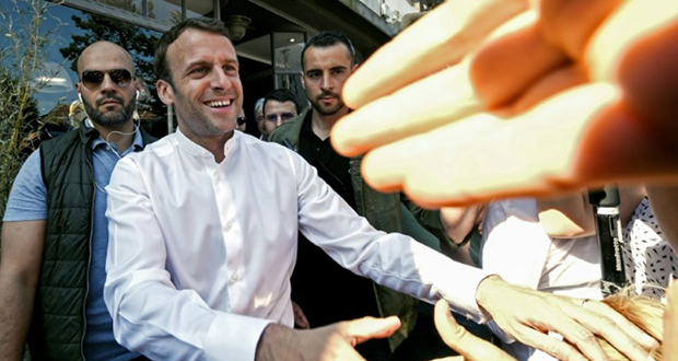 Petit bain de foule pour Emmanuel Macron au Touquet