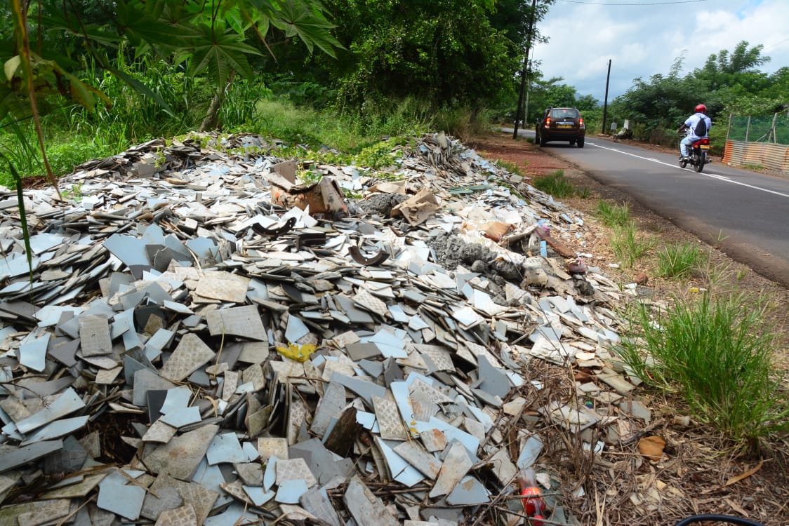 Balaclava: débris de construction jetés en bordure de route