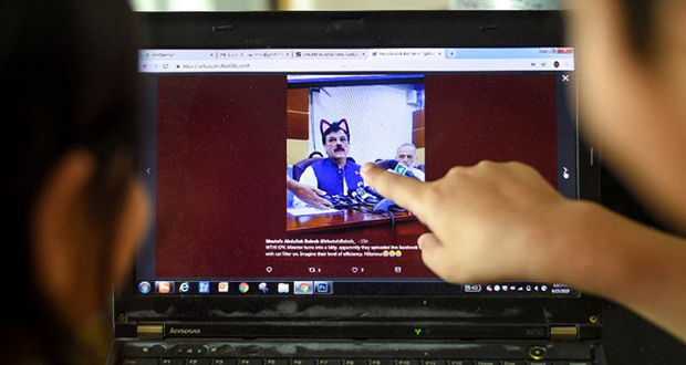 Au Pakistan, un homme politique coiffé d'oreilles de chat virtuelles