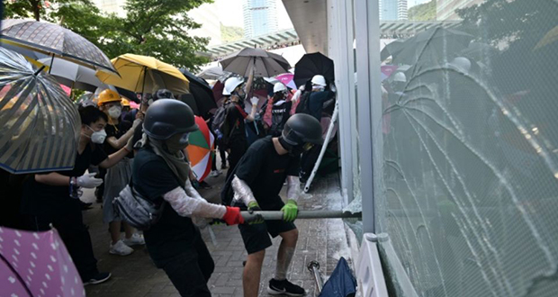 Hong Kong: affrontements avec la police, des manifestants tentent d’entrer dans le parlement
