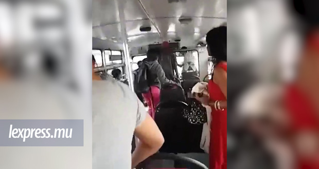 Dans un autobus: le chauffeur la traite de «vilaine créature», elle tente de l’agresser